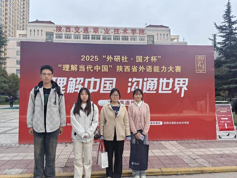 演讲赛项和写作赛项选手合影