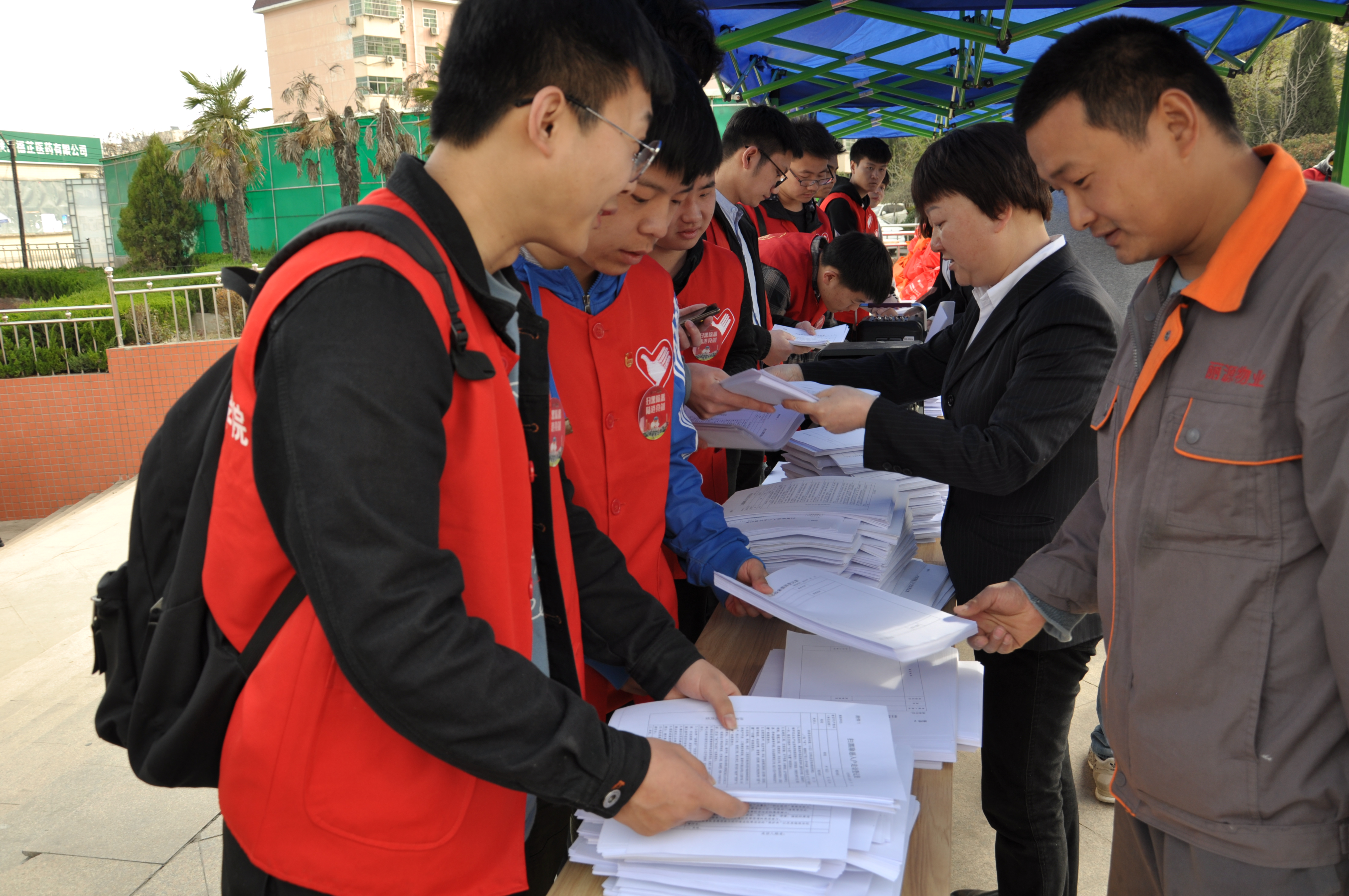 西铁院大学生志愿者深入社区宣传"扫黑除恶"专项斗争